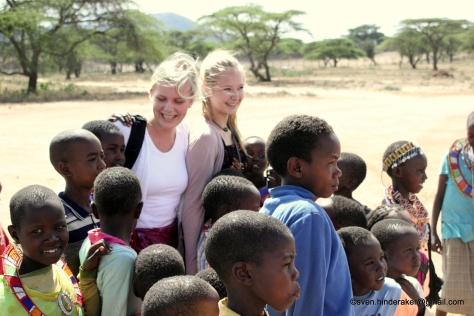Eli og Hilde var magneter for disse unge masaibarna. Her er ett bilde hvor alle er samlet.