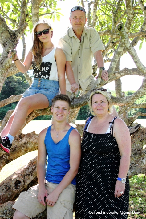 Bilde av familien på Karen  Blixens område.